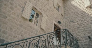 Karadağ düğünde. Geleneksel Avrupa kabul töreni. Resepsiyon sabaha. 4 k. gelin gider aşağı mirastan damat ile ilk toplantı için