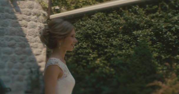 Casamento no Montenegro. Cerimônia europeia tradicional. Manhã antes da recepção. 4K. Noiva desce da propriedade para o primeiro encontro com o noivo — Vídeo de Stock