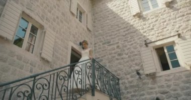 Karadağ düğünde. Geleneksel Avrupa kabul töreni. Resepsiyon sabaha. 4 k. gelin gider aşağı mirastan damat ile ilk toplantı için