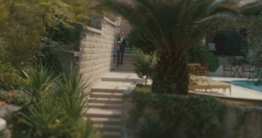 Karadağ düğünde. Geleneksel Avrupa kabul töreni. Resepsiyon sabaha. 4 k. damat gider aşağı mirastan gelin ile ilk toplantı için