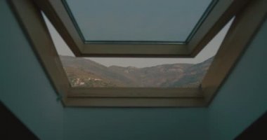 Karadağ düğünde. Geleneksel Avrupa kabul töreni. Resepsiyon sabaha. 4 k. bak güzel dağlar dışında çatı penceresinden
