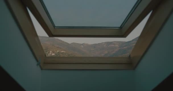 モンテネグロでの結婚式。伝統的な欧州式。朝フロントの前に。4 k. の外の美しい山で屋根に窓から見る — ストック動画
