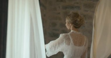 Karadağ düğünde. Geleneksel Avrupa kabul töreni. Resepsiyon sabaha. 4 k. gelin narin ipek elbise içinde görünüyor onun neşeli günde hazırlanıyor pencereden