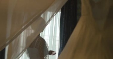 Karadağ düğünde. Geleneksel Avrupa kabul töreni. Resepsiyon sabaha. 4 k. gelin narin ipek elbise içinde görünüyor onun neşeli günde hazırlanıyor pencereden