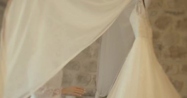 Karadağ düğünde. Geleneksel Avrupa kabul töreni. Resepsiyon sabaha. 4 k. gelin narin ipek elbise içinde çok beğendiği bir otel odasında ayakta onu gelinlik