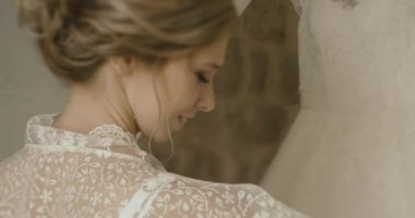 Karadağ düğünde. Geleneksel Avrupa kabul töreni. Resepsiyon sabaha. 4 k. gelin narin ipek elbise içinde çok beğendiği bir otel odasında ayakta onu gelinlik