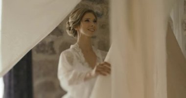 Karadağ düğünde. Geleneksel Avrupa kabul töreni. Resepsiyon sabaha. 4 k. gelin narin ipek elbise içinde çok beğendiği bir otel odasında ayakta onu gelinlik