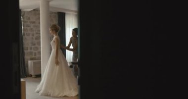 Karadağ düğünde. Geleneksel Avrupa kabul töreni. Resepsiyon sabaha. 4 k. Anne yardımcı olur çekici sarışın gelin, düğün giy