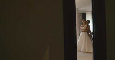 Karadağ düğünde. Geleneksel Avrupa kabul töreni. Resepsiyon sabaha. 4 k. Anne yardımcı olur çekici sarışın gelin, düğün giy