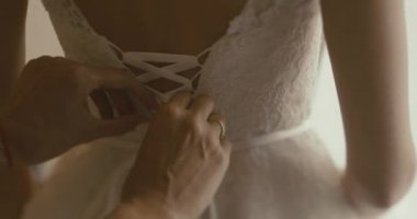 Karadağ düğünde. Geleneksel Avrupa kabul töreni. Resepsiyon sabaha. 4 k. Anne yardımcı olur çekici sarışın gelin, düğün giy