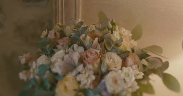 Traditional European ceremony. Morning before the reception. 4k. Rich wedding bouquet stands under the lamp on the table — Stock Video