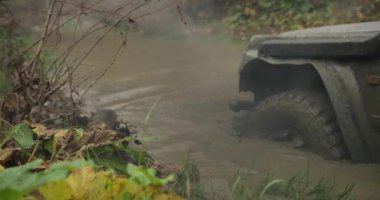 Dağ tatil. Sonbahar meslekler. Etreme. Off-road araç Mitsubishi Pajero şaşırıp kalmış içinde mog sonbahar dağlarda bir yere sis ile kaplı
