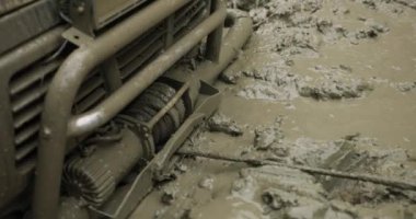 Seferi Suv ormanın içinde çamur içinde sıkıştı ve başka bir Suv ile çık. Off road araç çekme için vinç kullanarak.