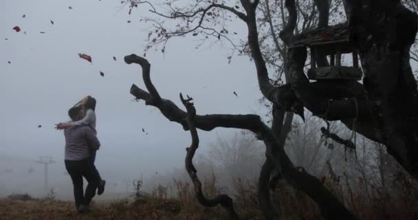 Темная Осень Горный Пейзаж Мужчина Кружит Женщину Перед Деревьями Опавшими — стоковое видео