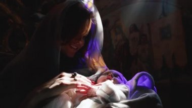 Ortodoks, Hıristiyanlık, kilise. Holly Mary gibi anne görünüyor kilise onun kollarında uyuyan bir çocuk ile ayakta