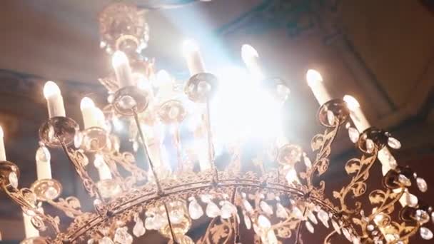 东正教 基督教 光的光芒闪耀在老贡德尔吊灯上 蜡烛挂在高高的天花板上 带着艺术 — 图库视频影像