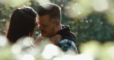 Dağ ülke lovestory. 4 k. adam ve kadın kucaklama birbirlerine alanını ayakta ihale