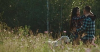 Dağ ülke lovestory. Erkek ve kadın onların köpekleri Labrador geri almak ve Dobermann çalıştırmak onay gömlek