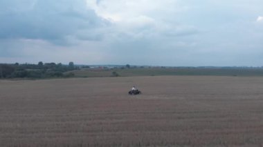 Havadan görünümü. 4 k. adam rides bir sonbahar araziyi motorcylce