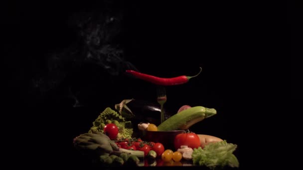Μαγείρεμα λεπτομέρειες. Πράσινη και κόκκινη φρέσκα λαχανικά στην σκοτεινή κουζίνα απομονωμένες — Αρχείο Βίντεο