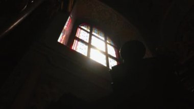 Güneş ışığı ile kilise leke-cam pencere