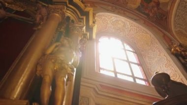 Güneş ışığı ile kilise leke-cam pencere