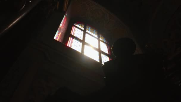 教会の汚れガラスの窓から日光 — ストック動画