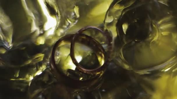 Detalhes do casamento. Imagem borrada de anéis de casamento — Vídeo de Stock