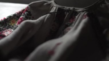 Ukrayna otantik ulusal kostüm closeup. El yapımı desenler.