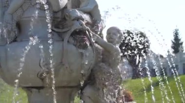 Paris'in merkezinde Place de la Concorde'daki Fontaines de la Concorde'daki karakterin mimari detayı