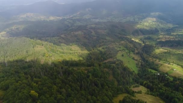 Sonbahar sabahı Karpat dağları kırsal havadan görünümü, Romanya. 4k video. — Stok video