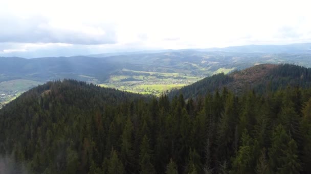 Воздушный вид на Карпатские горы сельской местности осенним утром, Румыния. 4K видео . — стоковое видео