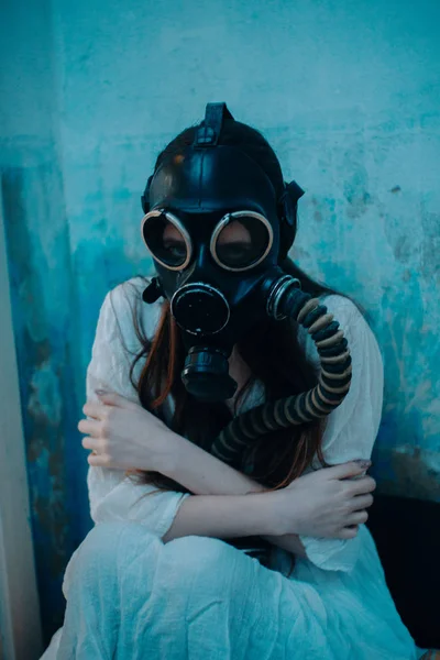 Portrait of woman in gas mask. — Stock Photo, Image