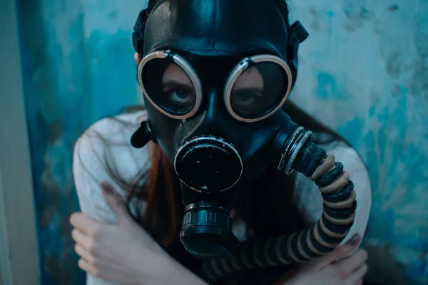Portret van vrouw in gas mask. Close-up — Stockfoto