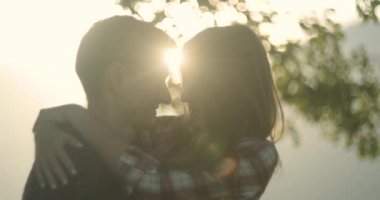 Karpat Dağları 'nda genç güzel bir çift. Güneşli bir gün romantik dating veya lovestory. Atmosferik. 4k.