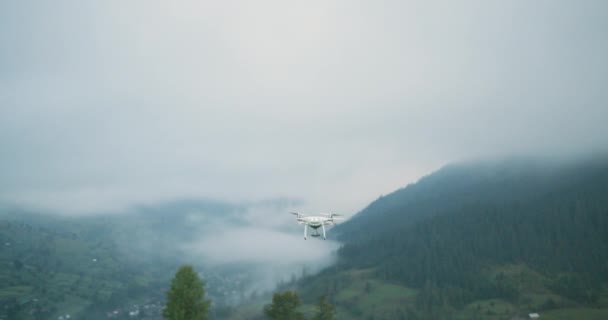 Karpaterna utomhus grön natur scape berg vild antenn establisher. 4k Drone flygning upprättande skott — Stockvideo