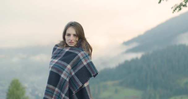 雾天。背景的喀尔巴鄂山脉的女人,完美的景色。 — 图库视频影像