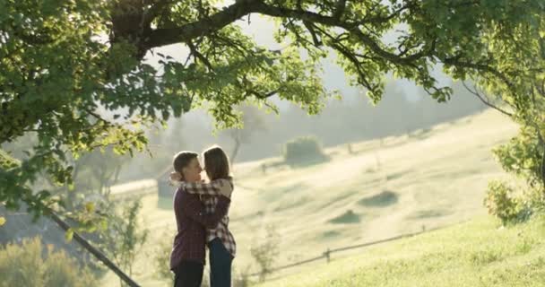 Молода прекрасна пара в Карпатських горах. Романтичні знайомства або lovestory в сонячний день. Атмосферних. 4K. — стокове відео