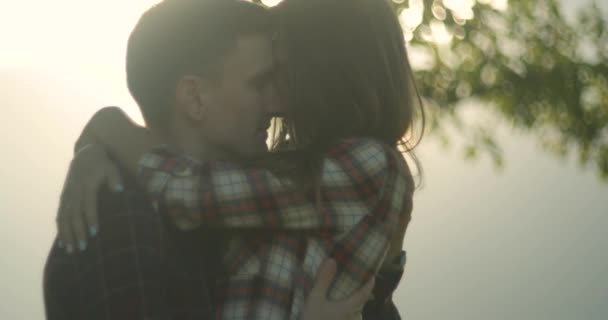 Joven pareja encantadora en una Montaña Cárpatos. Citas románticas o amorosas en un día soleado. Atmosférico. 4K . — Vídeos de Stock