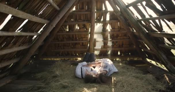 Giovane bella coppia in una montagna dei Carpazi. Romantico incontri o lovestory nella giornata di sole. Atmosferica. 4K . — Video Stock