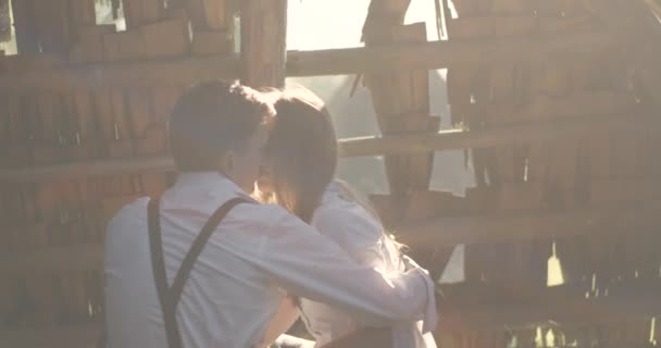 Młoda urocza para w Karpatach. Romantyczne randki lub LoveStory w słoneczny dzień. Atmosferyczne. 4K. — Wideo stockowe