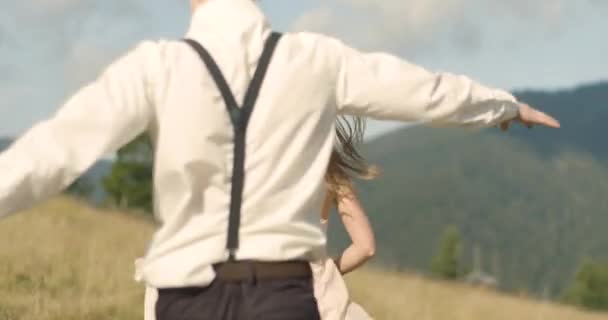 Giovane bella coppia in una montagna dei Carpazi. Romantico incontri o lovestory nella giornata di sole. Atmosferica. 4K . — Video Stock