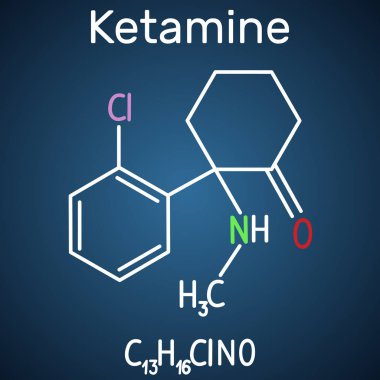 Ketamin molekülü. Bu tıpta anestezi için kullanılır. Koyu mavi arka plan üzerinde yapısal kimyasal formül ve molekül modeli