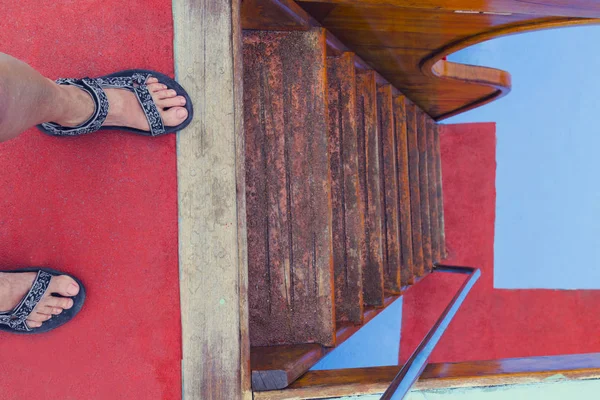 Жіночі Ноги Перед Сходами Нижче Підлоги Червоно Блакитний — стокове фото