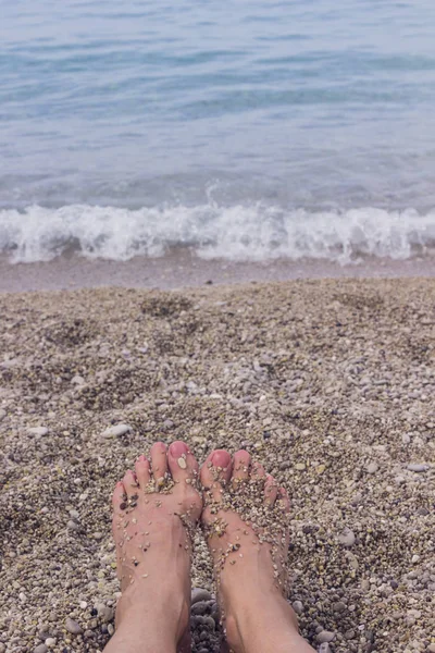 Жіночі Ноги Стоять Пляжі Морській Воді — стокове фото