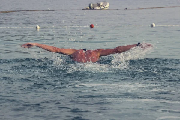 Een Man Zwemmen — Stockfoto