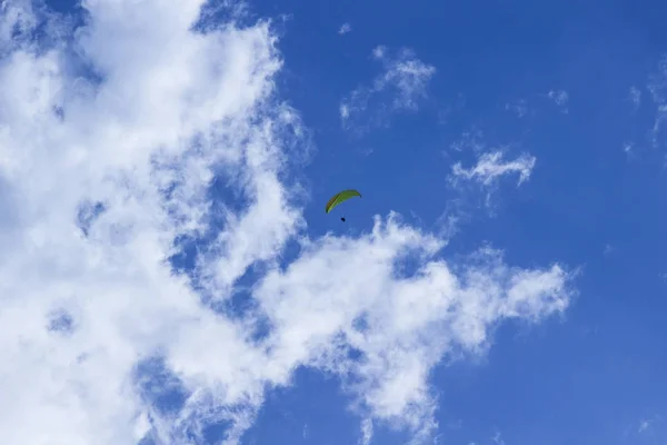 Skydiver Κατά Τον Μπλε Ουρανό Και Άσπρα Σύννεφα — Φωτογραφία Αρχείου