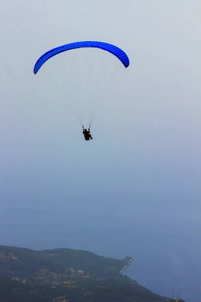 Hombre Paracaídas Vuela Sobre Las Montañas Parasailina — Foto de Stock