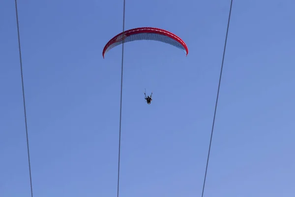 Paracaidista Sobre Fondo Azul Del Cielo — Foto de Stock