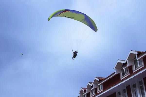 Skydiver Κατά Γαλάζιο Του Ουρανού Και Την Οροφή Του Σπιτιού — Φωτογραφία Αρχείου